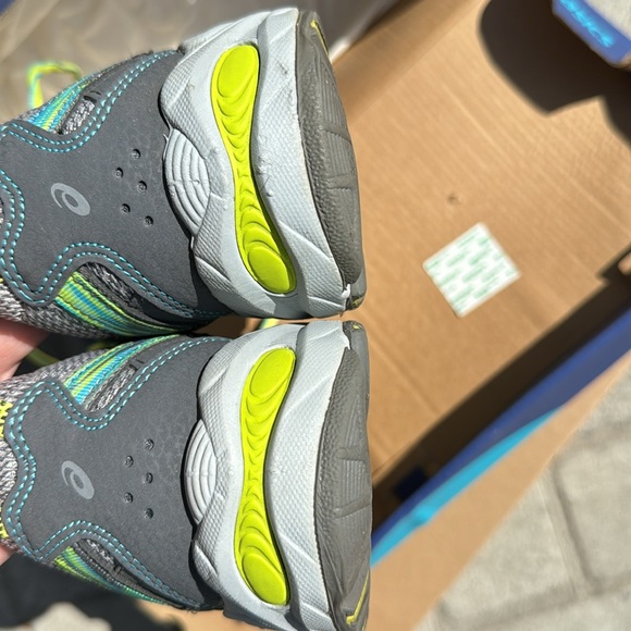 ASICS Sz 8 Running Tennies - Picture 3 of 5